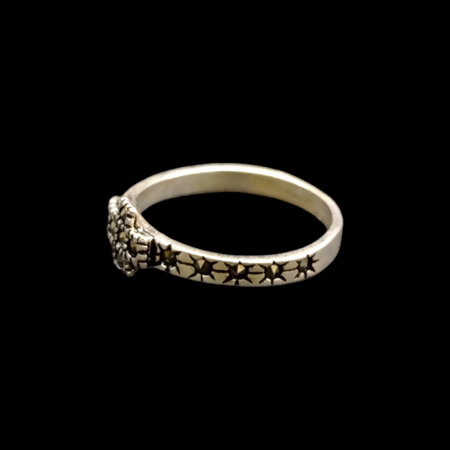 Anillo de cruz de marquesita