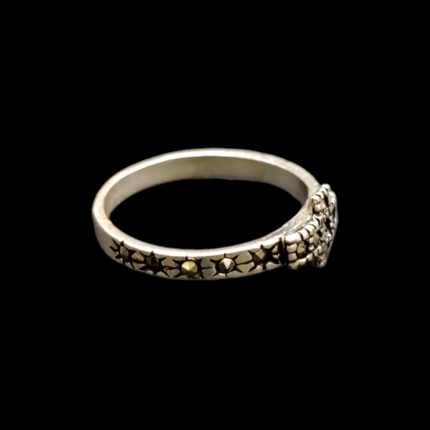 Anillo de cruz de marquesita