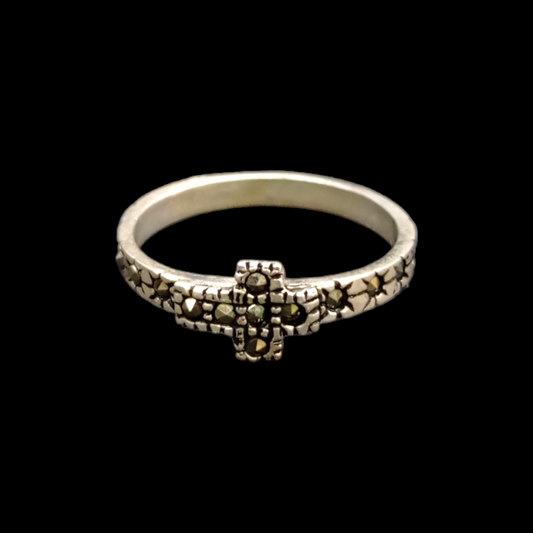 Anillo de cruz de marquesita